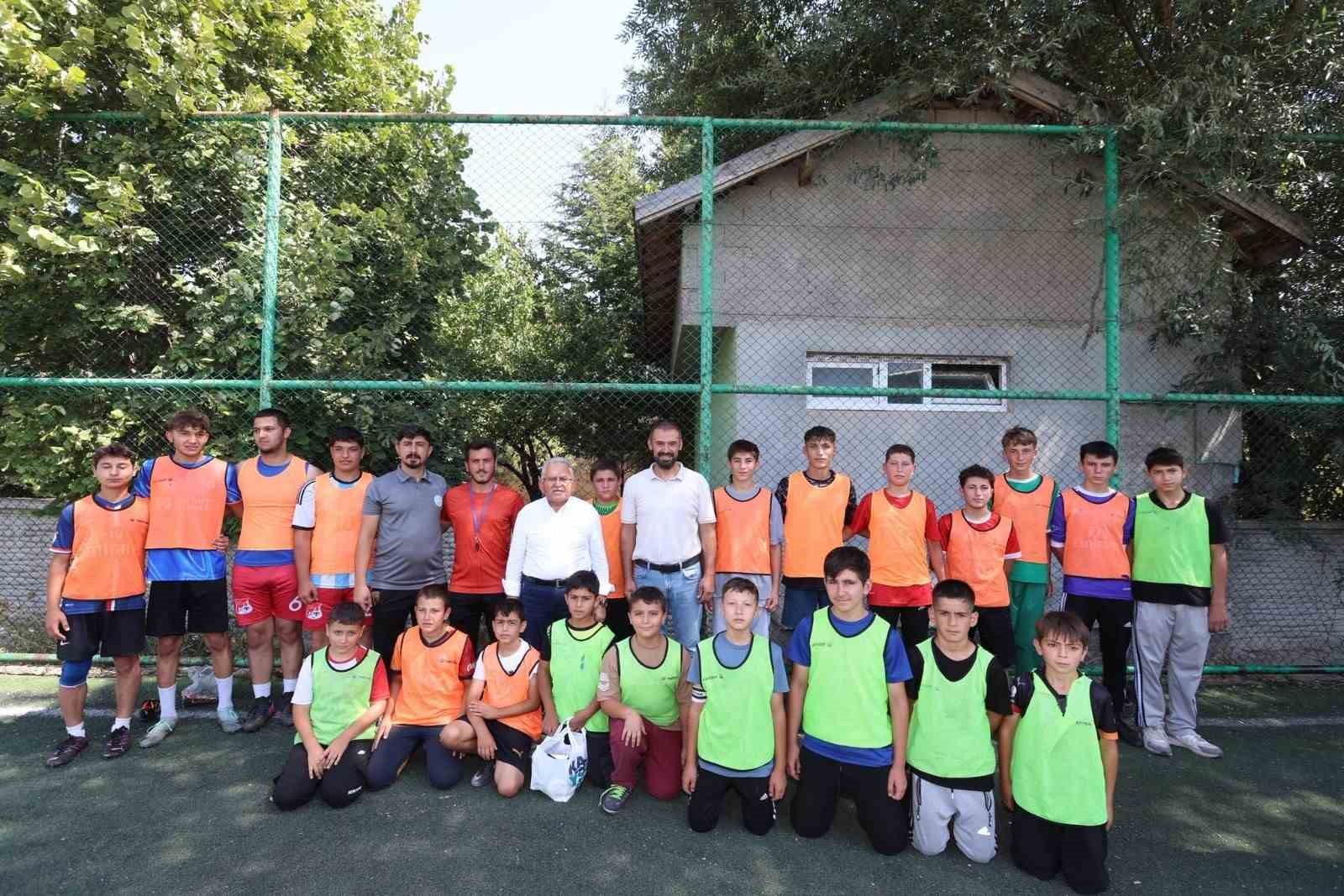 Kayseri Büyükşehir’den kırsalda 97 milyon TL’lik 106 proje
Kayseri Büyükşehir’den kırsalda 97 milyon TL’lik 106 proje