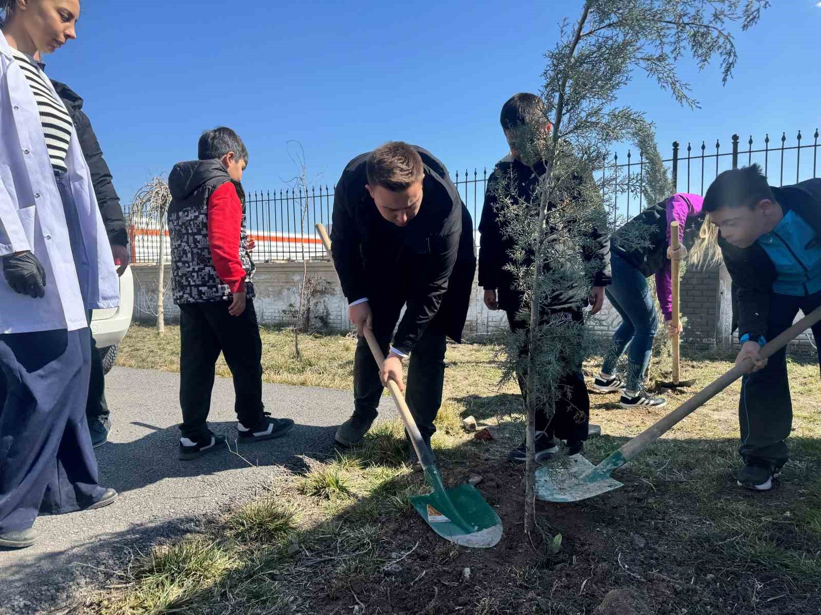 Kayseri Büyükşehir’den özel çocuklarla anlamlı ağaç dikim etkinliği
