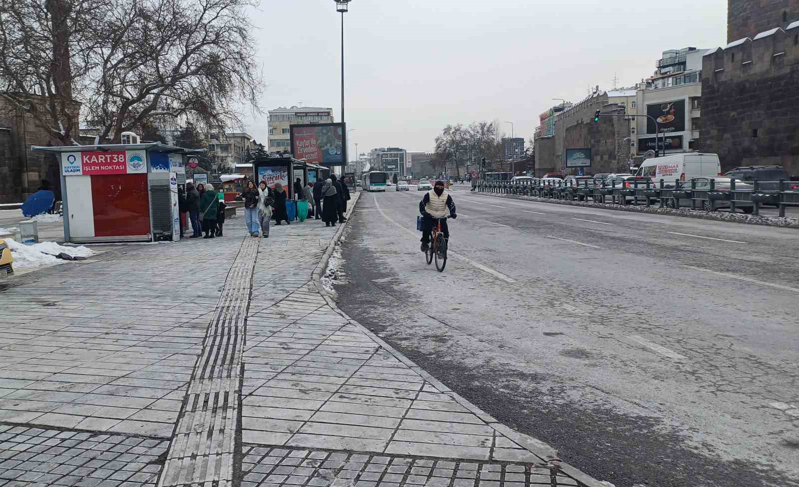Kayseri buz tuttu: 2 ilçede hava sıcaklığı -23 olarak ölçüldü
