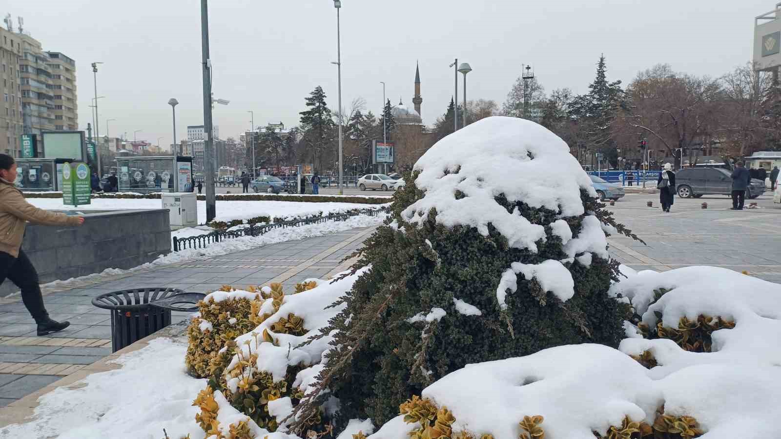 Kayseri buz tuttu: 2 ilçede hava sıcaklığı -23 olarak ölçüldü

