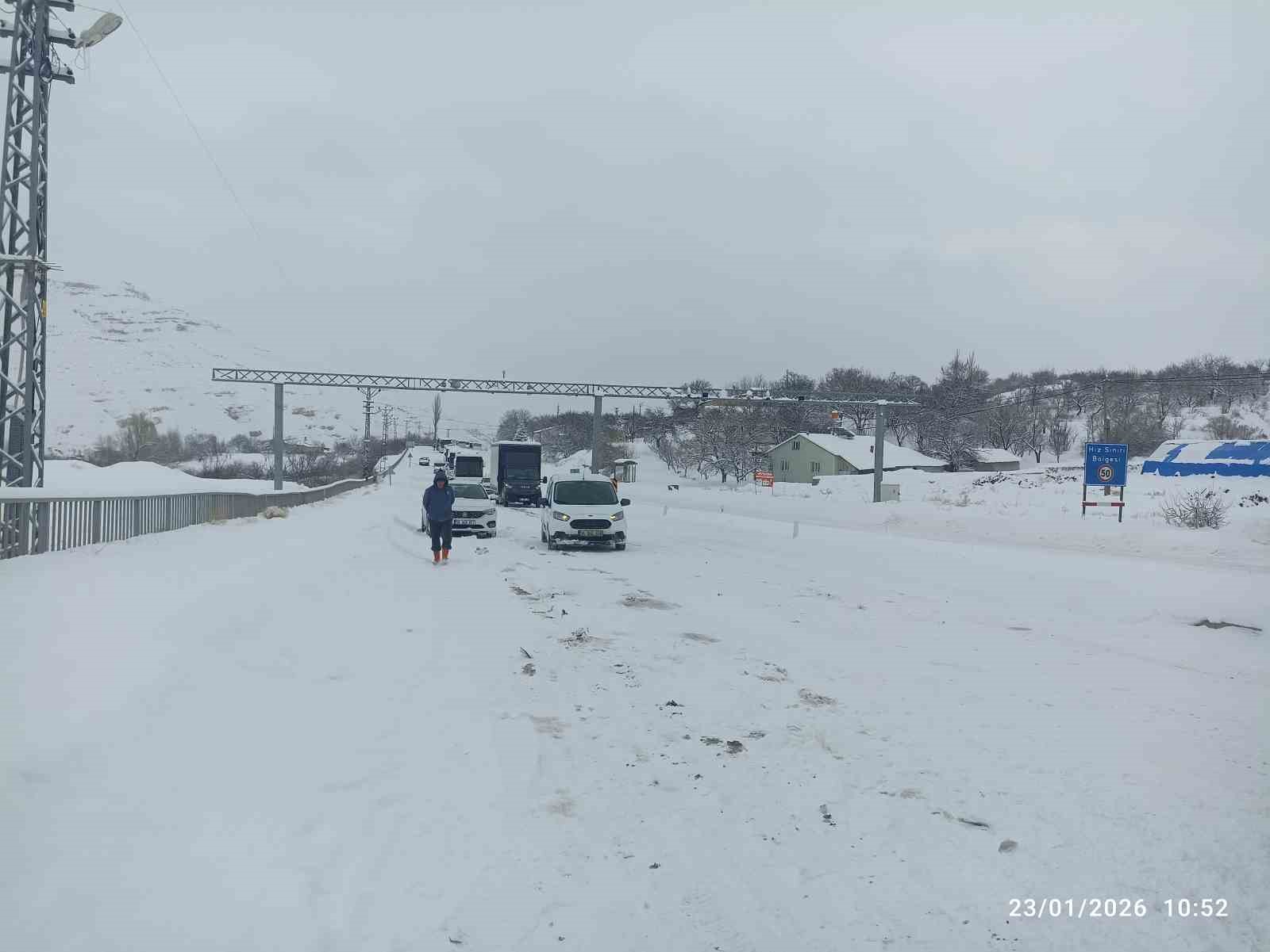Kayseri-Malatya kara yolunda mahsur kalan yolcular, Gürün ilçesinden uğurlandı
