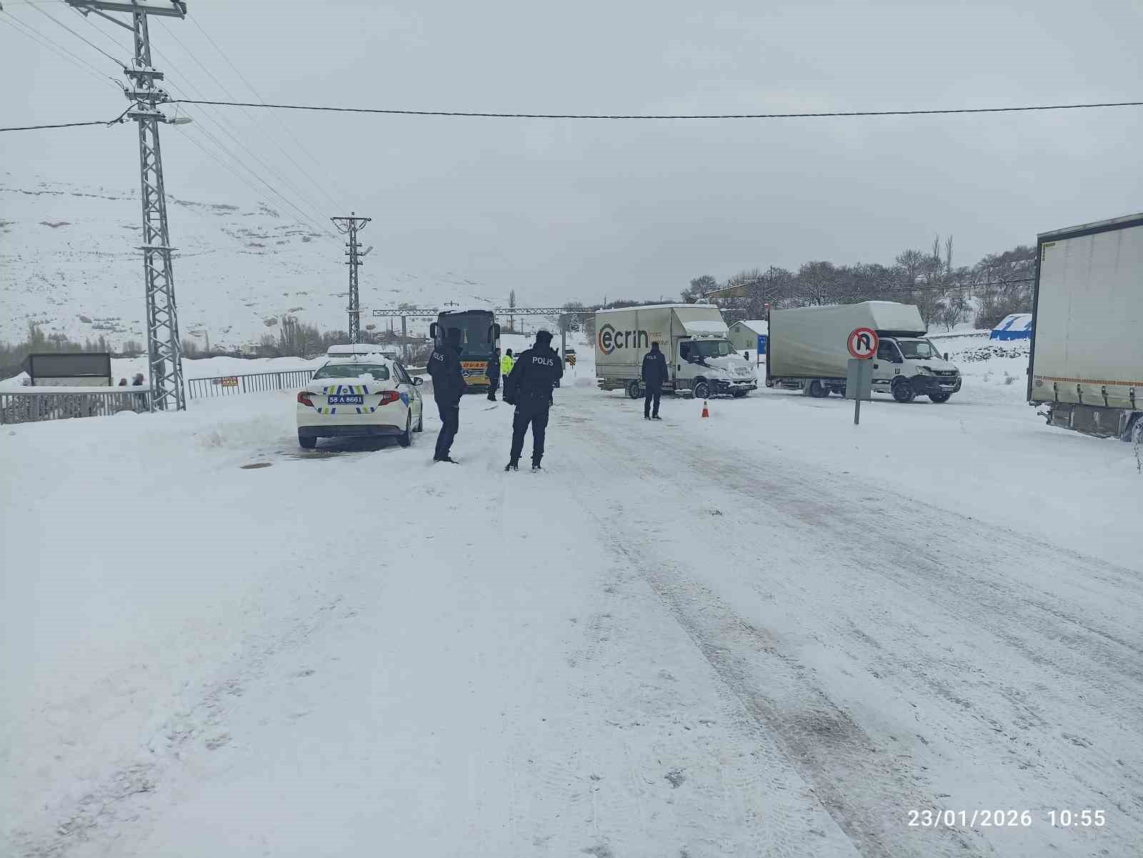 Kayseri-Malatya kara yolunda mahsur kalan yolcular, Gürün ilçesinden uğurlandı
