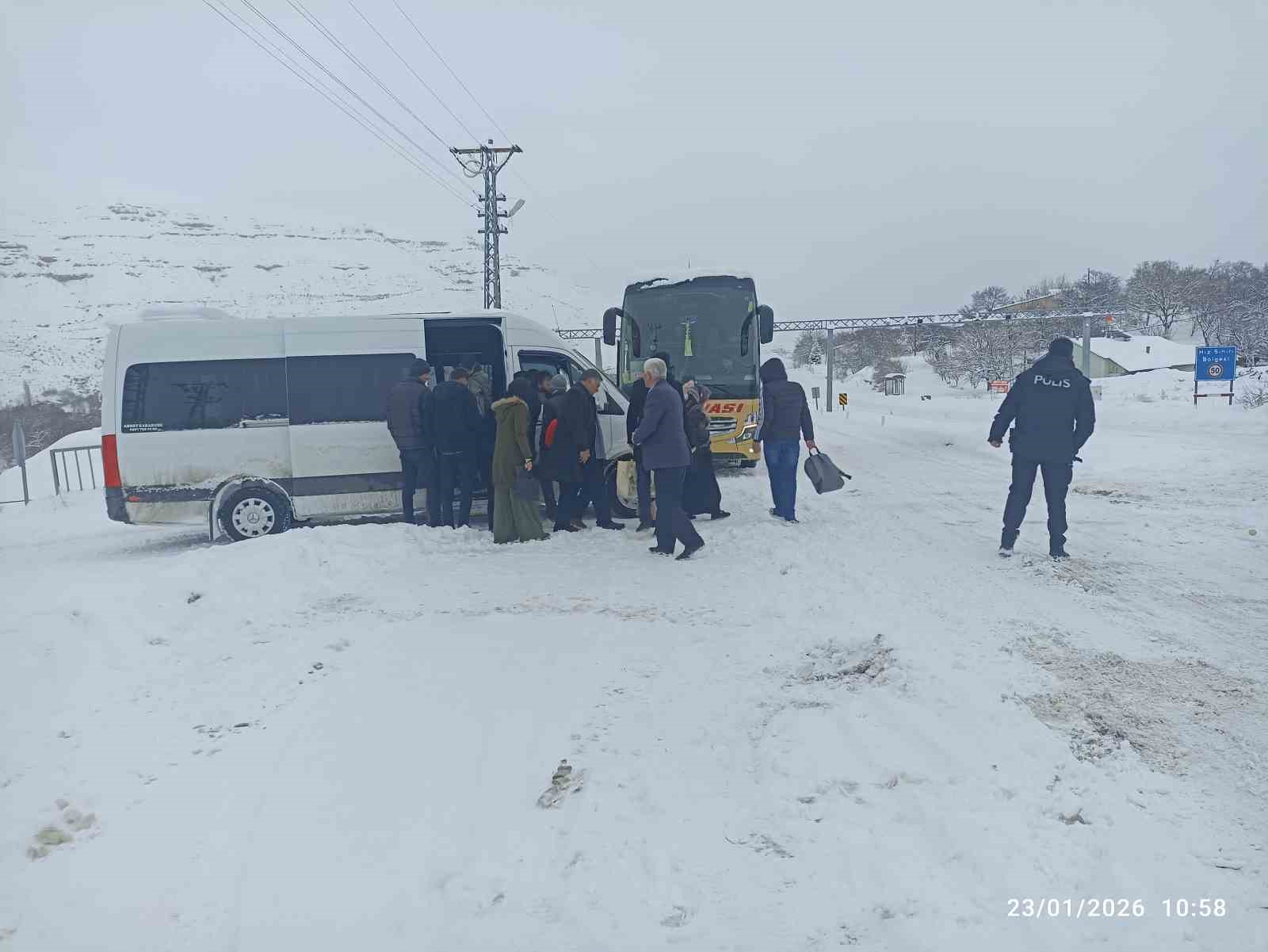 Kayseri-Malatya kara yolunda mahsur kalan yolcular, Gürün ilçesinden uğurlandı
