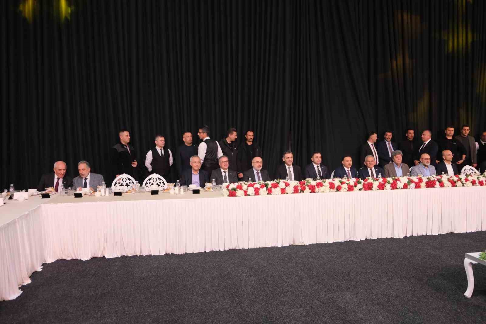 Kayseri OSB’de Mehmet Yalçın, yeniden başkan seçildi
Kayseri OSB’de Mehmet Yalçın, yeniden başkan seçildi