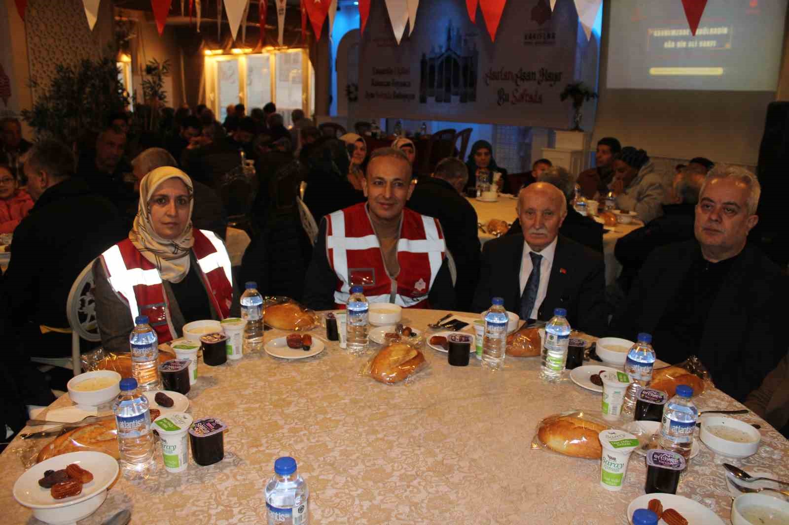 Kayseri Vakıflar Bölge Müdürlüğü’nden her gün 2 bin 500 kişilik iftar yemeği
Kayseri Vakıflar Bölge Müdürlüğü’nden her gün 2 bin 500 kişilik iftar yemeği