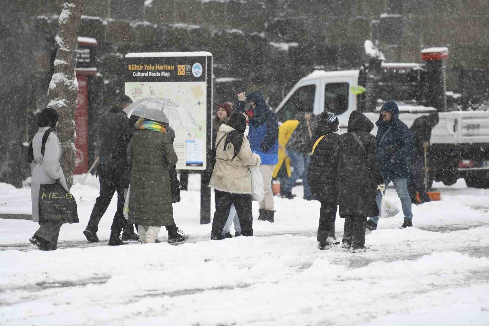 Kayseri’de 137 mahalle yolu kapalı
