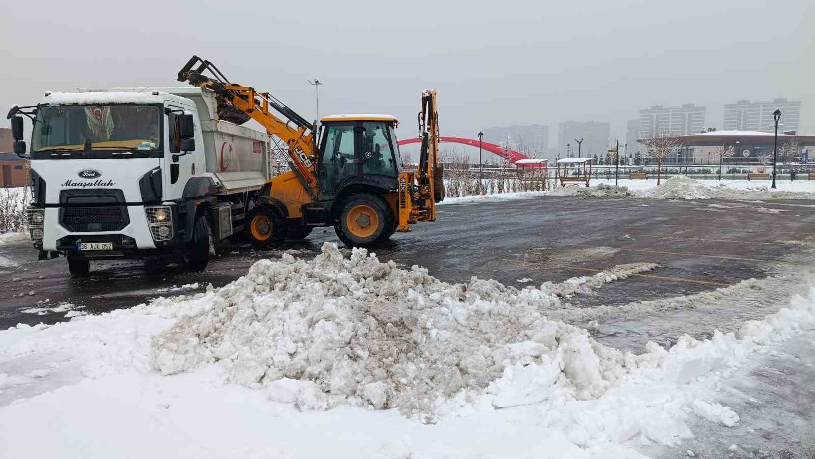 Kayseri’de 333 yol ulaşıma açıldı
Kayseri’de 333 yol ulaşıma açıldı
