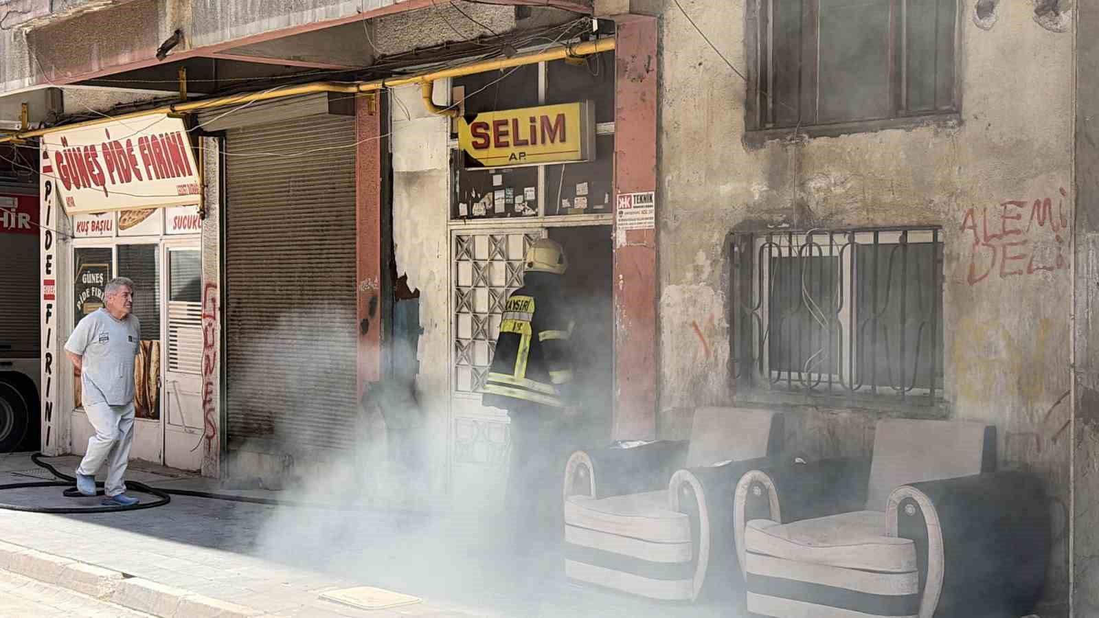 Kayseri’de 5 katlı binada yangın çıktı: 1’i bebek 5 kişi kurtarıldı
