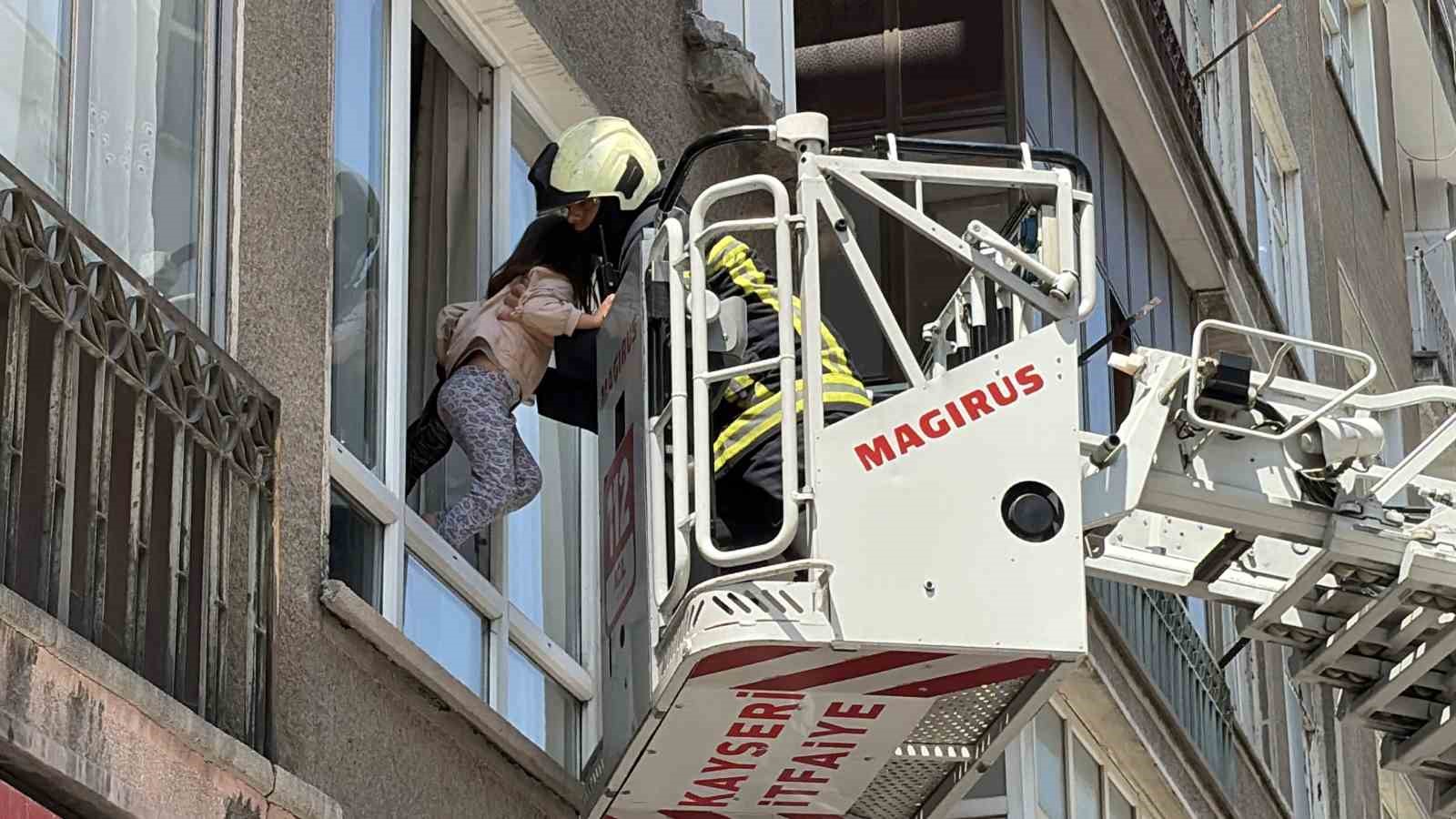 Kayseri’de 5 katlı binada yangın çıktı: 1’i bebek 5 kişi kurtarıldı
