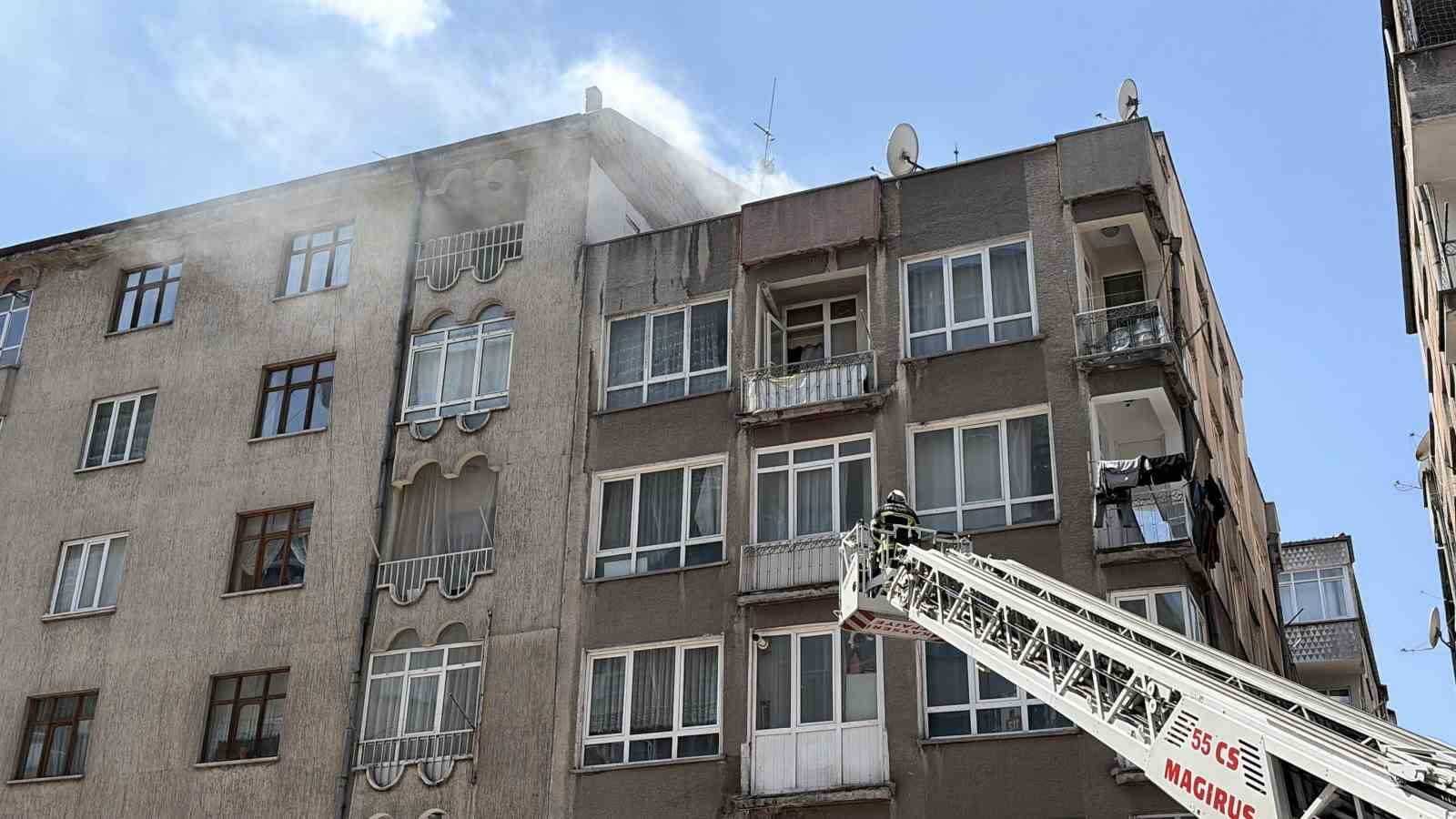 Kayseri’de 5 katlı binada yangın çıktı: 1’i bebek 5 kişi kurtarıldı

