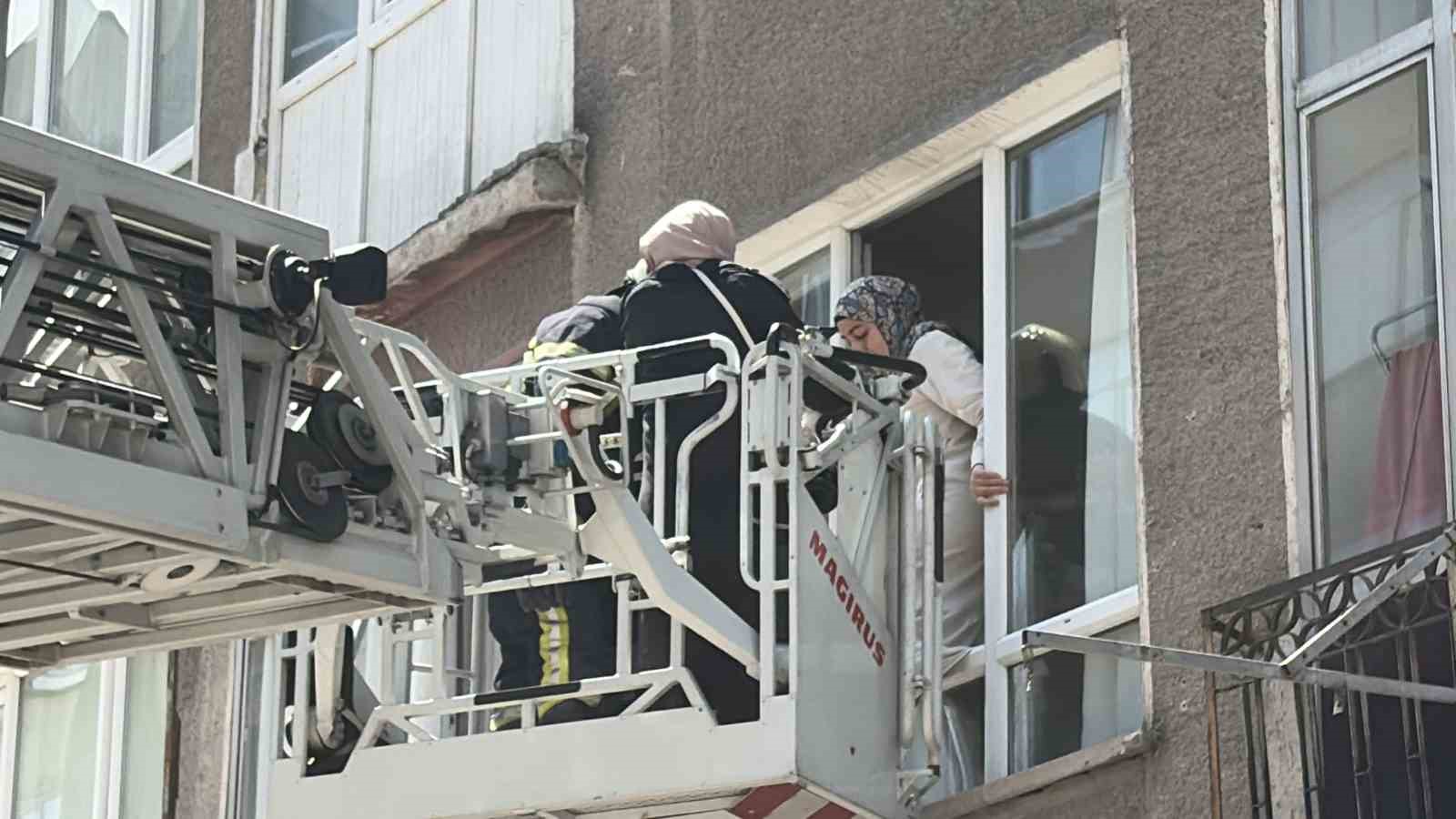 Kayseri’de 5 katlı binada yangın çıktı: 1’i bebek 5 kişi kurtarıldı
