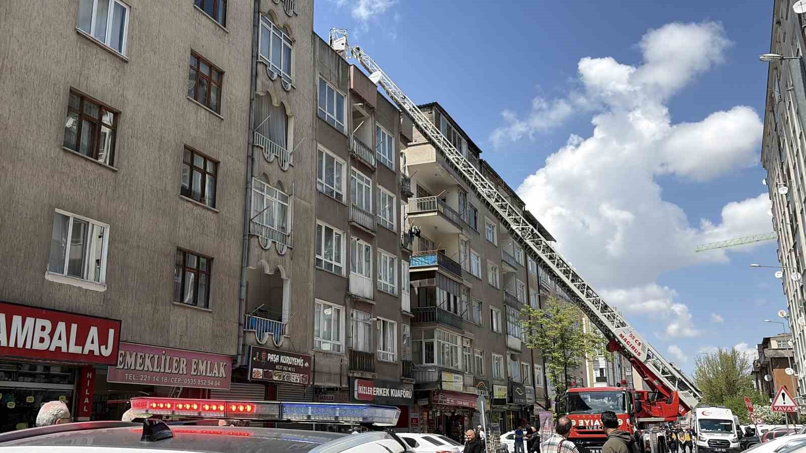 Kayseri’de 5 katlı binada yangın çıktı: 1’i bebek 5 kişi kurtarıldı
