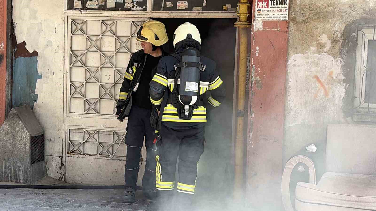 Kayseri’de 5 katlı binada yangın çıktı: 1’i bebek 5 kişi kurtarıldı
