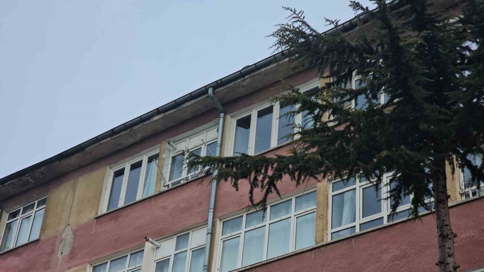 Kayseri’de 5. kattan atlayan bir kişi hayatını kaybetti: O anlar kamerada
