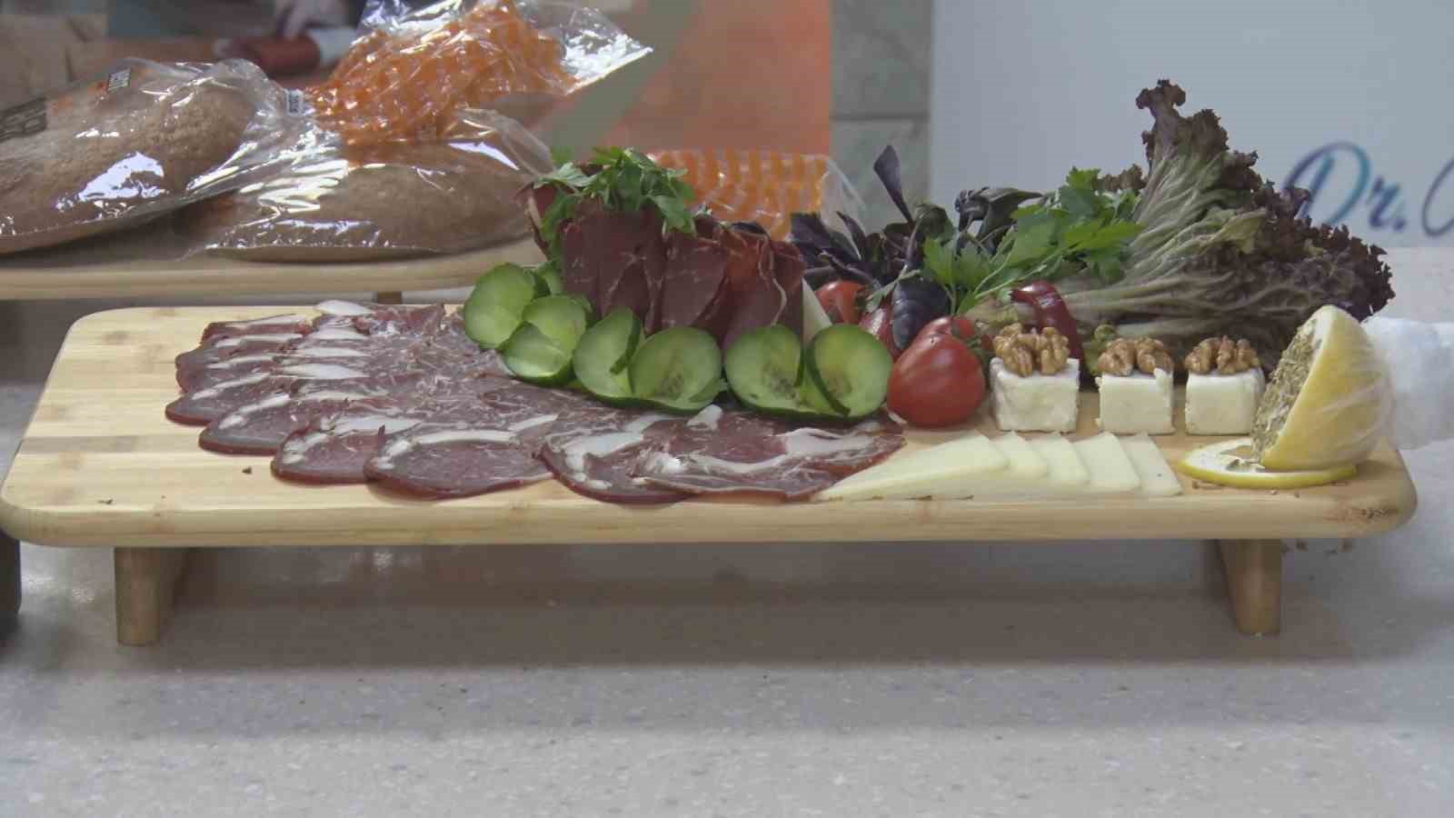 Kayseri’de AB’den Coğrafi İşaret Tescili alan pastırmaya ilgi büyüyor
Kayseri’de AB’den Coğrafi İşaret Tescili alan pastırmaya ilgi büyüyor