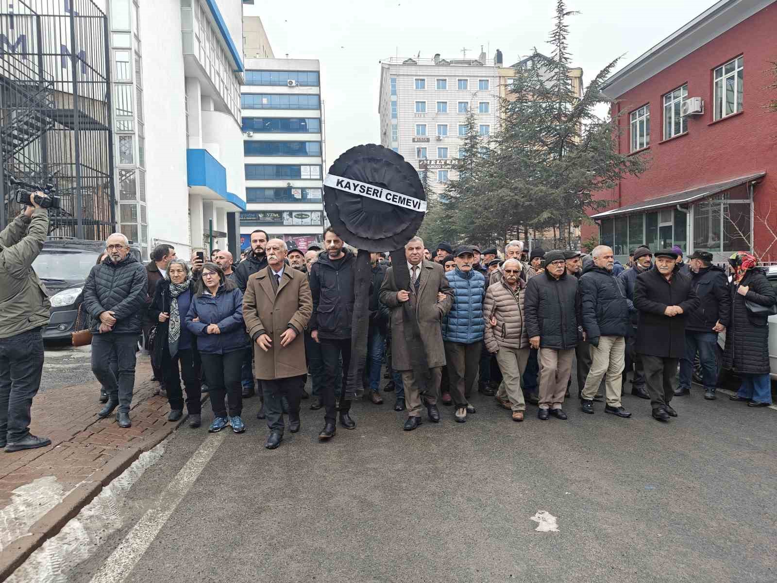 Kayseri’de Alevi örgütlerden CHP İl Başkanlığı’na ‘siyah çelenkli’ tepki
Kayseri’de Alevi örgütlerden CHP İl Başkanlığı’na ‘siyah çelenkli’ tepki