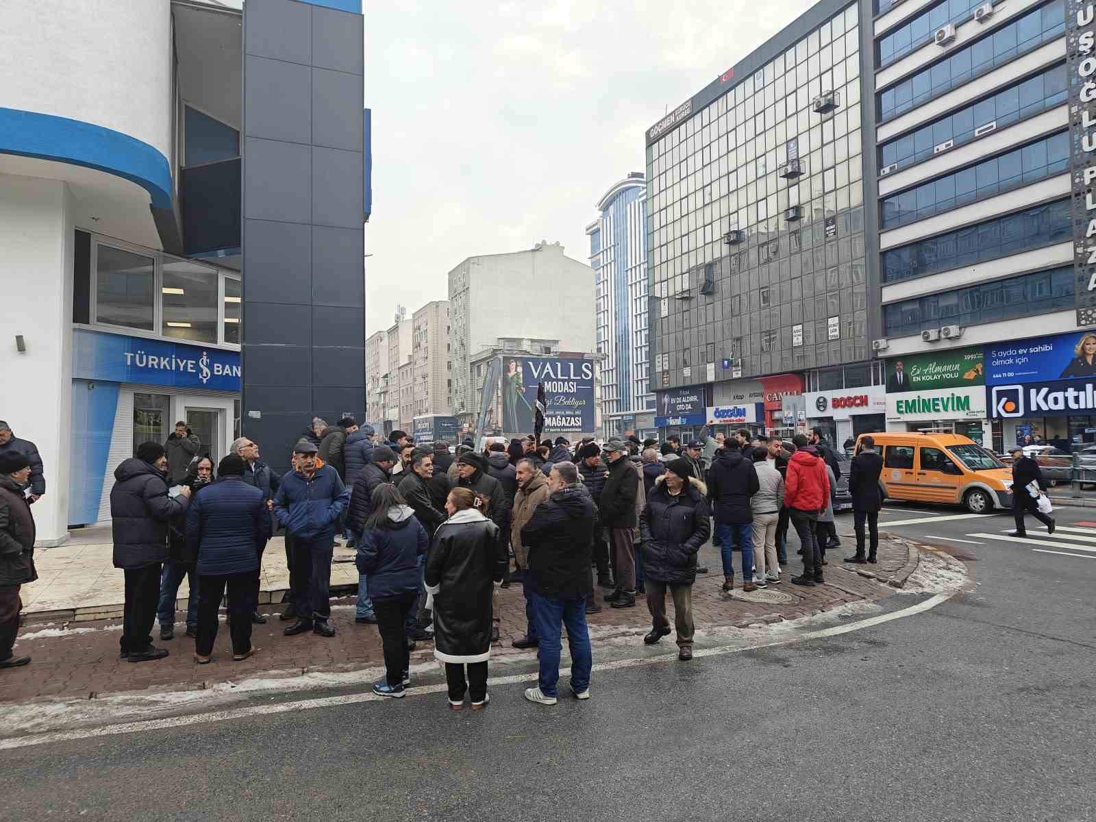 Kayseri’de Alevi örgütlerden CHP İl Başkanlığı’na ‘siyah çelenkli’ tepki
Kayseri’de Alevi örgütlerden CHP İl Başkanlığı’na ‘siyah çelenkli’ tepki