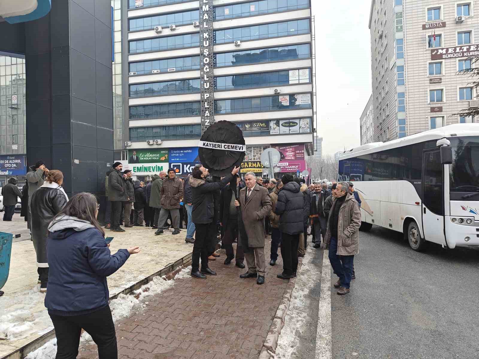 Kayseri’de Alevi örgütlerden CHP İl Başkanlığı’na ‘siyah çelenkli’ tepki
Kayseri’de Alevi örgütlerden CHP İl Başkanlığı’na ‘siyah çelenkli’ tepki