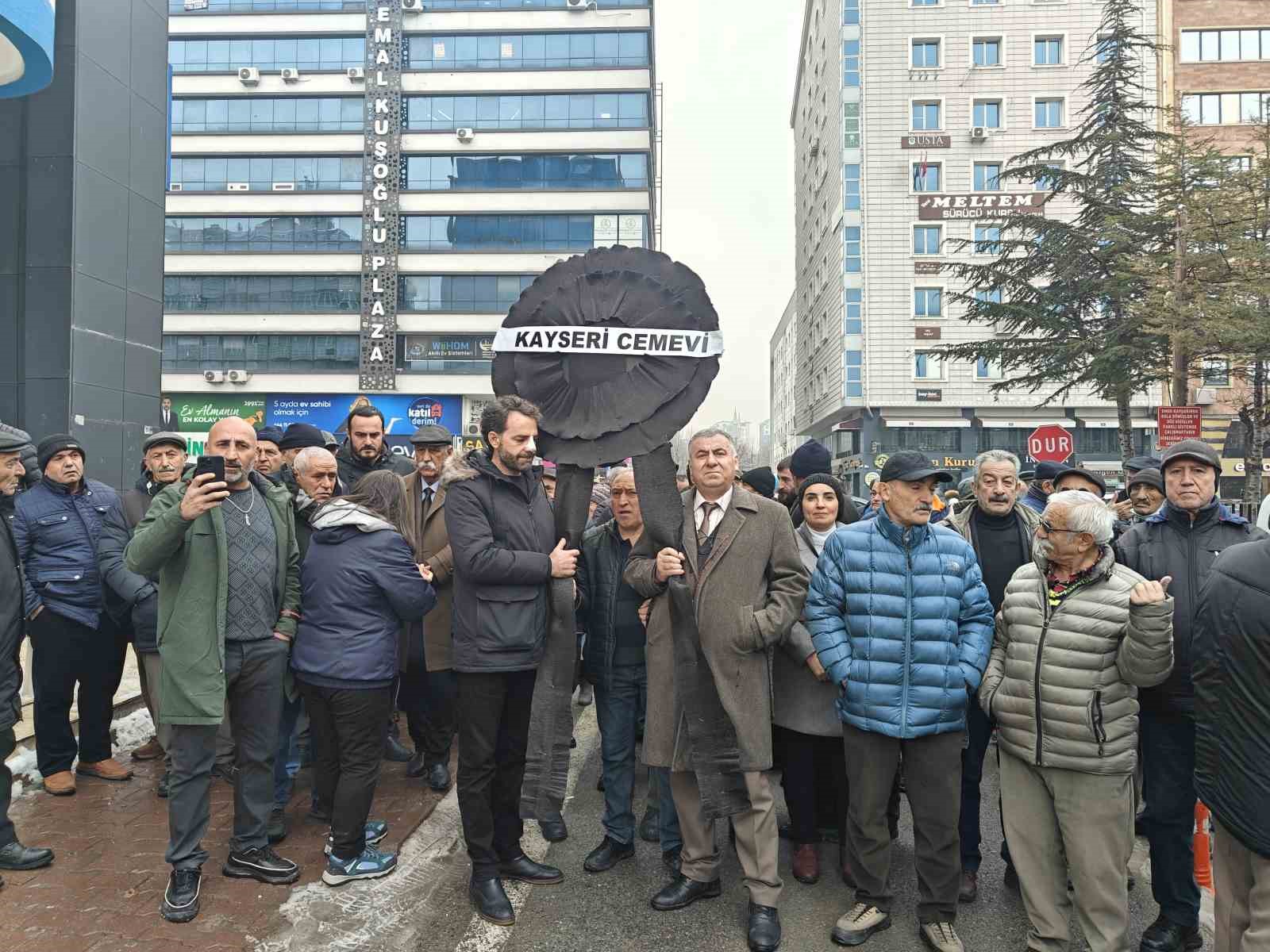 Kayseri’de Alevi örgütlerden CHP İl Başkanlığı’na ‘siyah çelenkli’ tepki
Kayseri’de Alevi örgütlerden CHP İl Başkanlığı’na ‘siyah çelenkli’ tepki