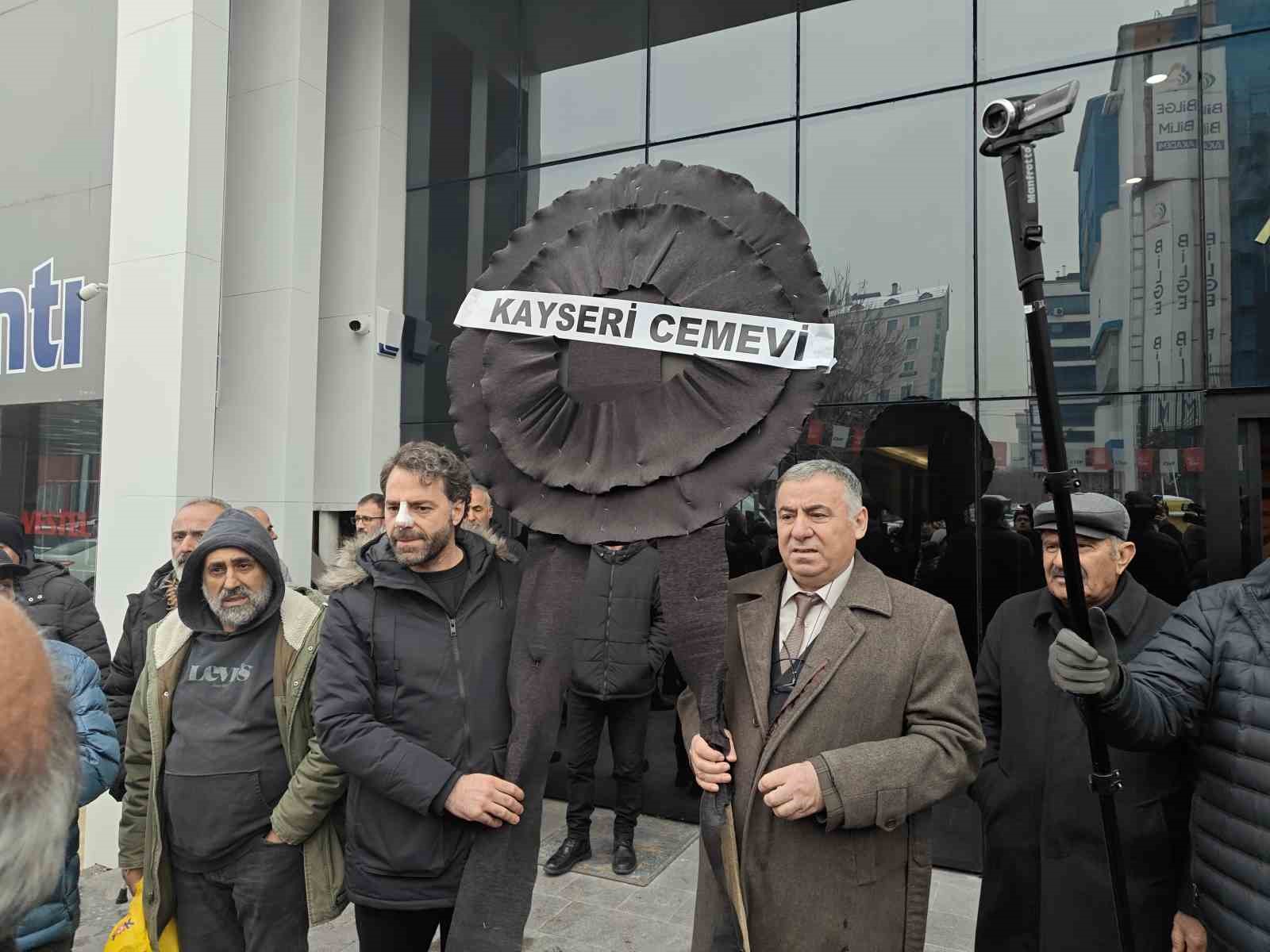 Kayseri’de Alevi örgütlerden CHP İl Başkanlığı’na ‘siyah çelenkli’ tepki
Kayseri’de Alevi örgütlerden CHP İl Başkanlığı’na ‘siyah çelenkli’ tepki