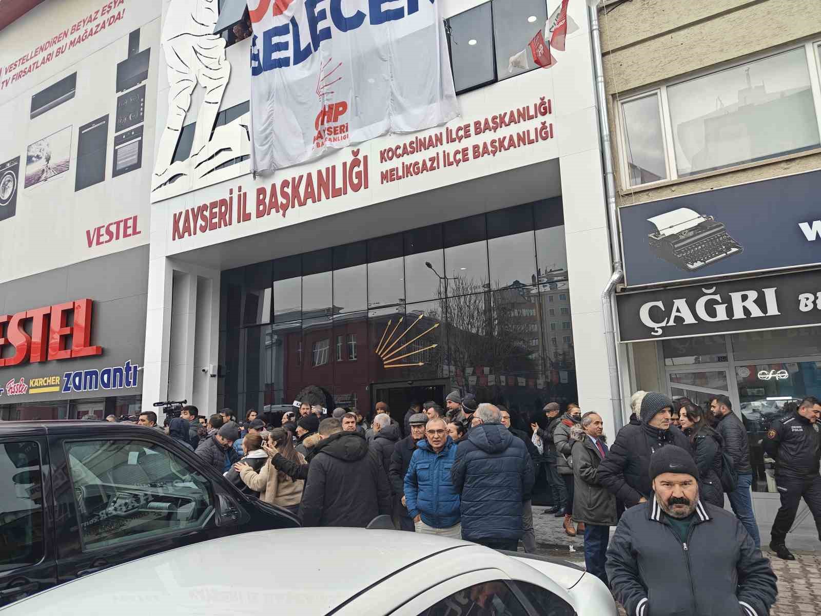 Kayseri’de Alevi örgütlerden CHP İl Başkanlığı’na ‘siyah çelenkli’ tepki
Kayseri’de Alevi örgütlerden CHP İl Başkanlığı’na ‘siyah çelenkli’ tepki