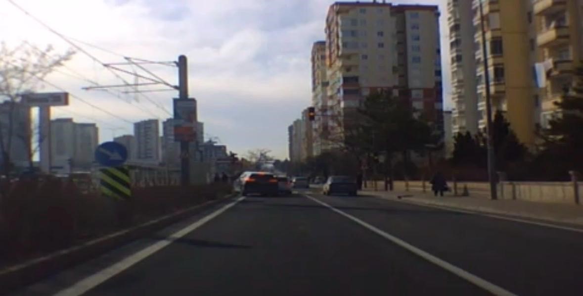 Kayseri’de aracın, refüjdeki yayaların arasına daldığı kazada kamerada
