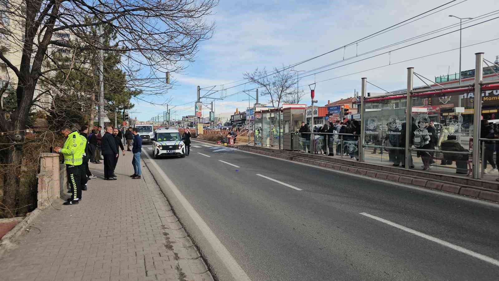 Kayseri’de aracın, refüjdeki yayaların arasına daldığı kazada kamerada
