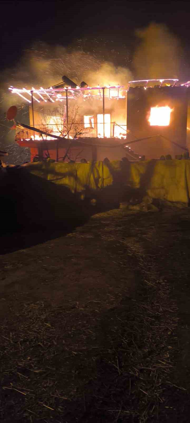 Kayseri’de ev yangını: Engelli kadın hayatını kaybetti, annesi yaralandı
