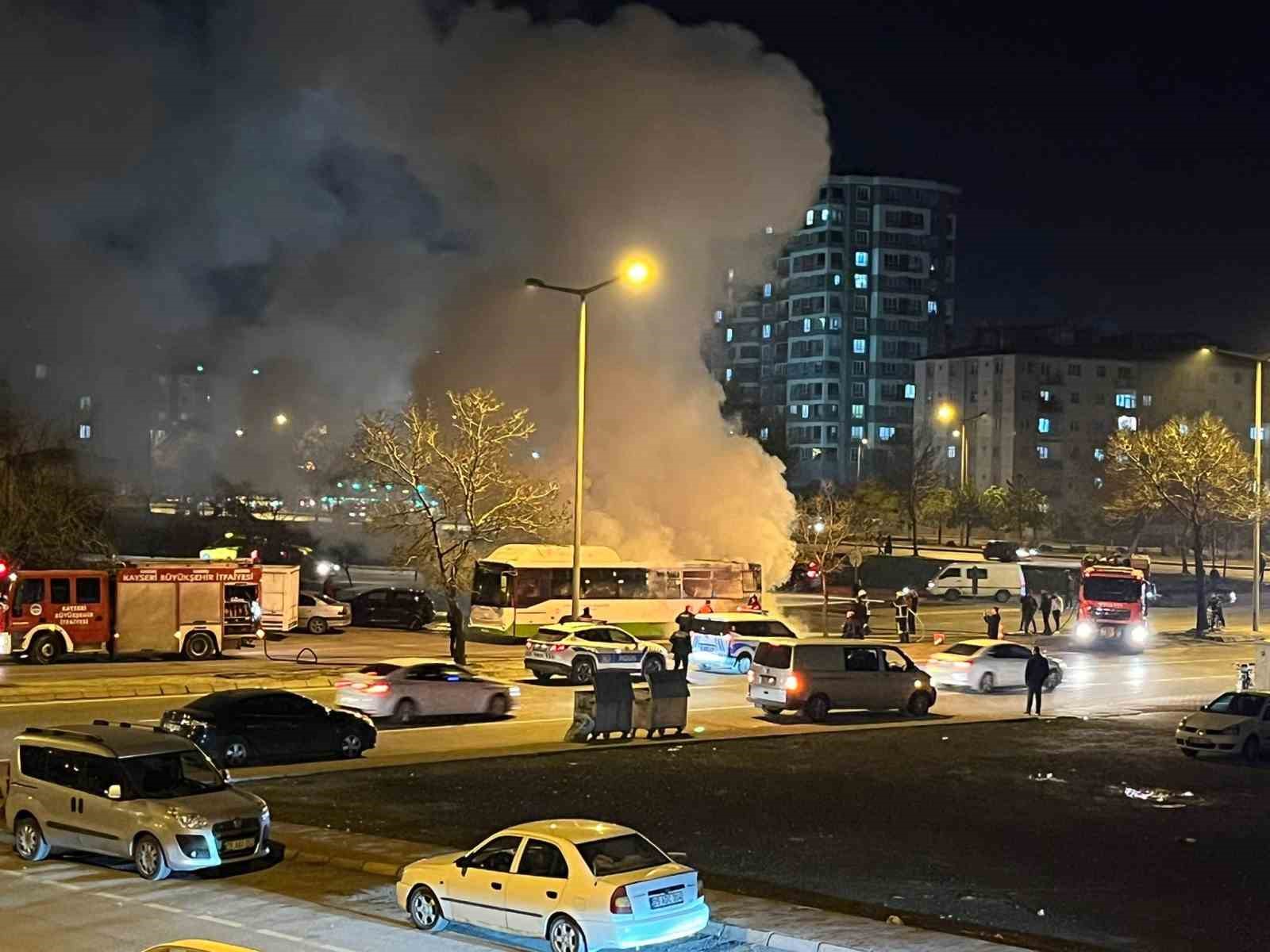 Kayseri’de halk otobüsü alev aldı
