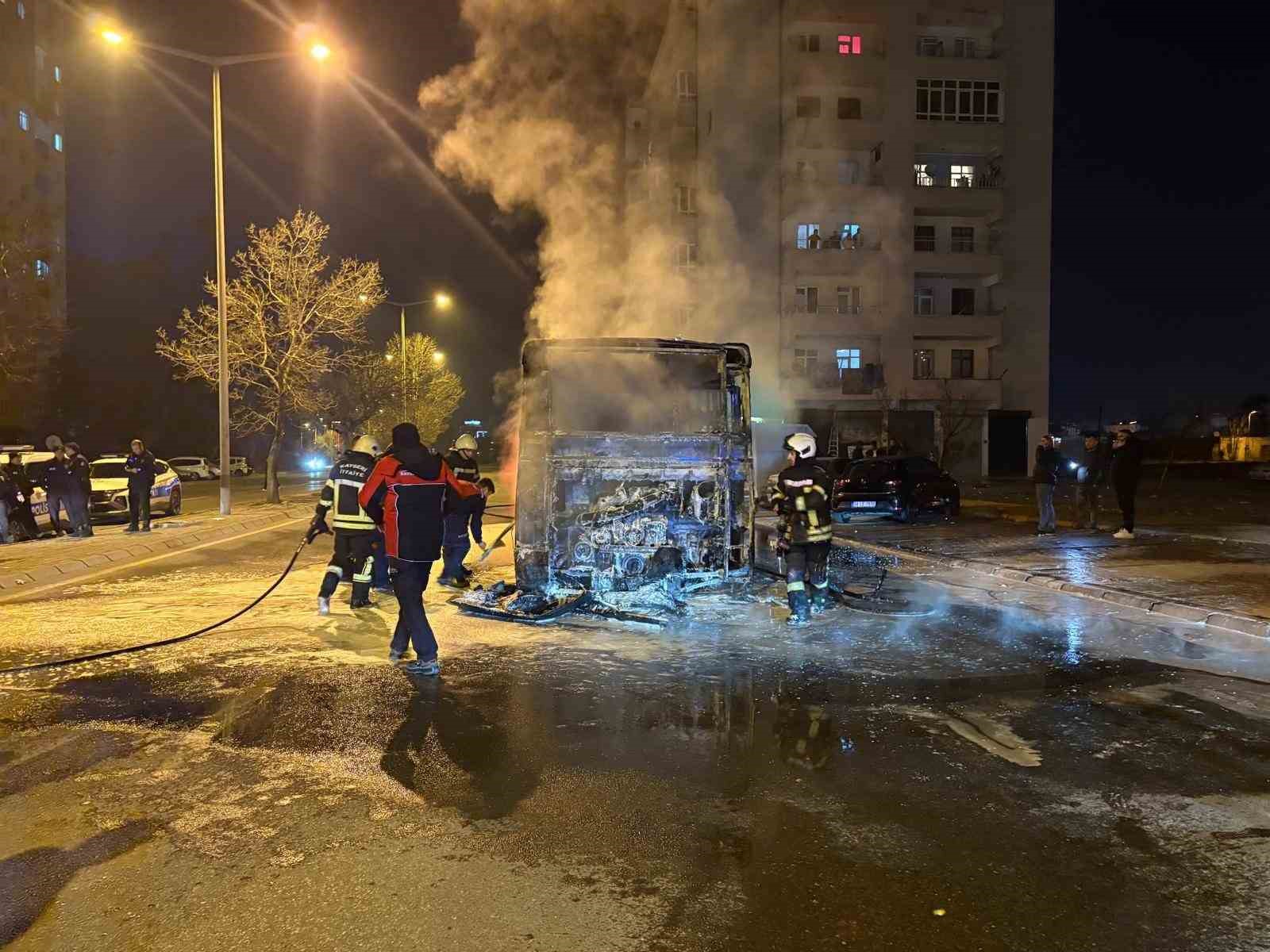 Kayseri’de halk otobüsü alev aldı
