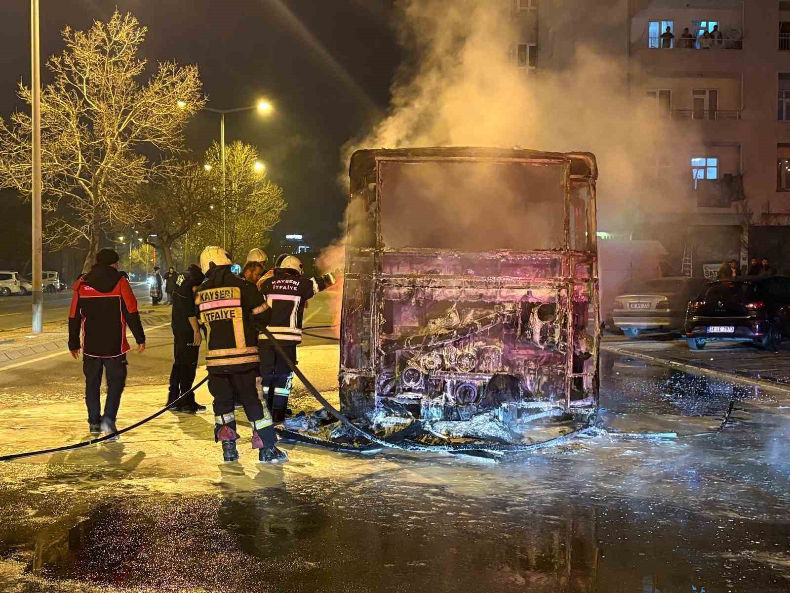 Kayseri’de halk otobüsü alev aldı
