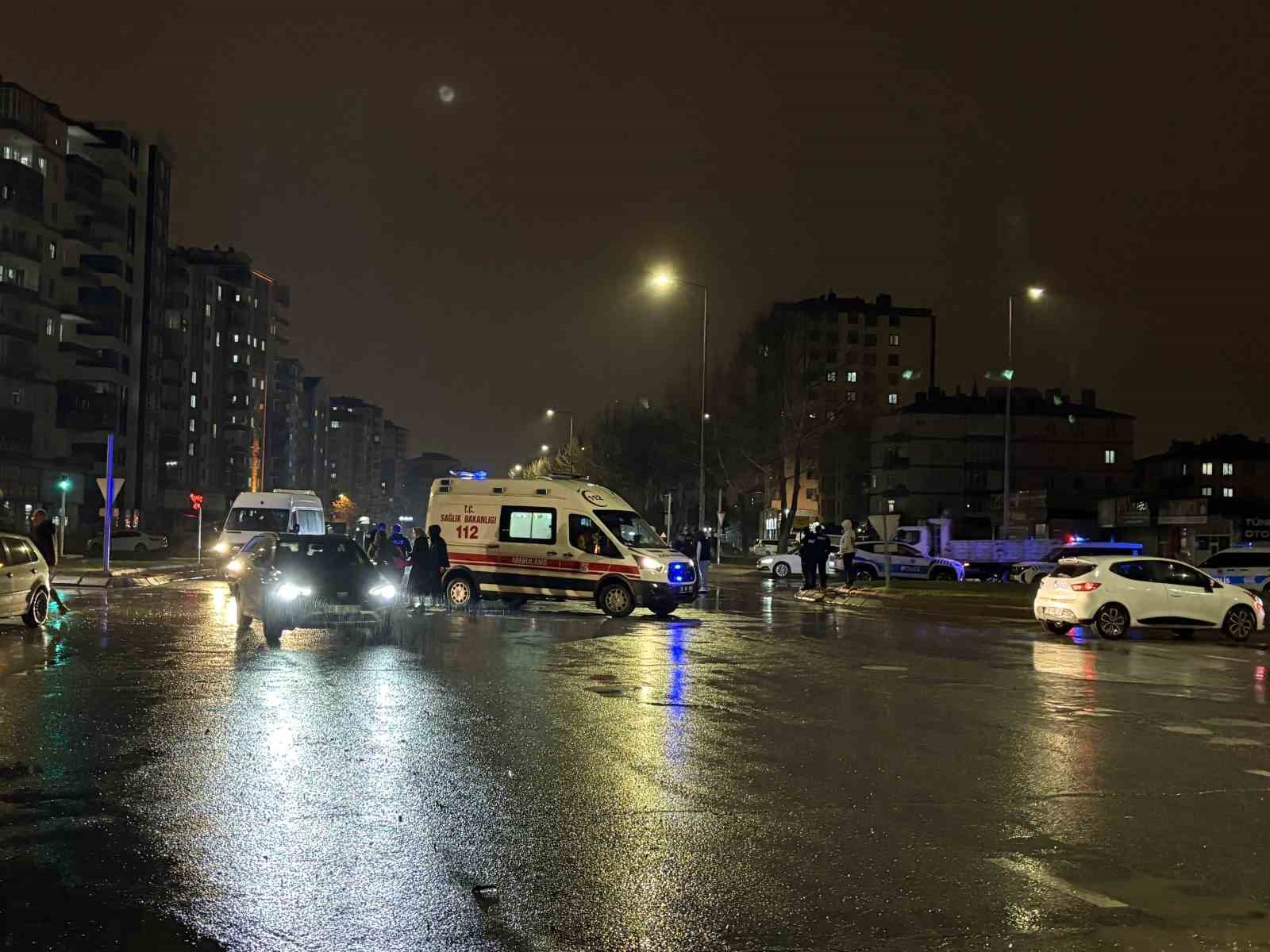 Kayseri’de iki otomobil çarpıştı: Tofaş kağıt gibi ezildi
