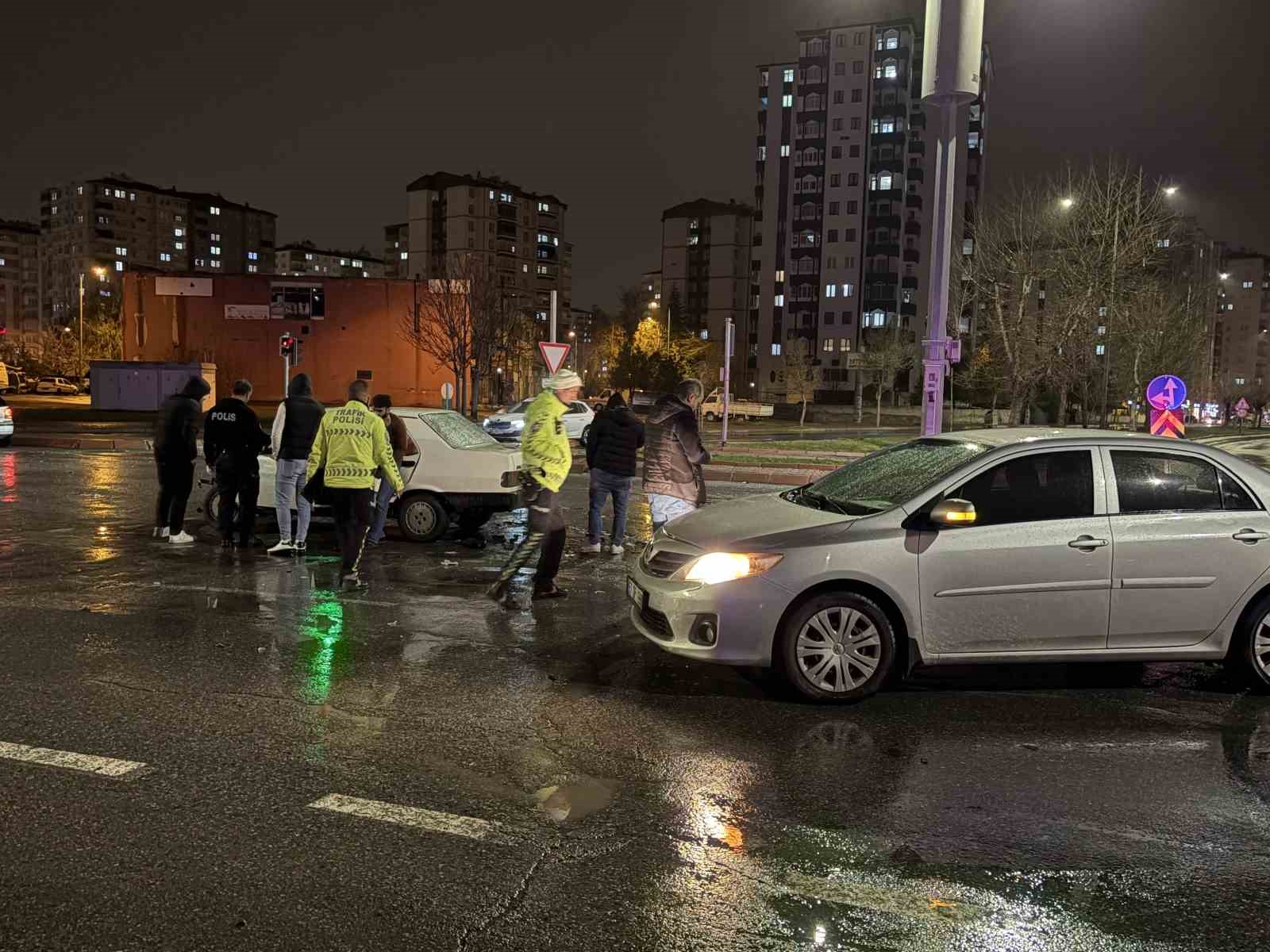 Kayseri’de iki otomobil çarpıştı: Tofaş kağıt gibi ezildi
