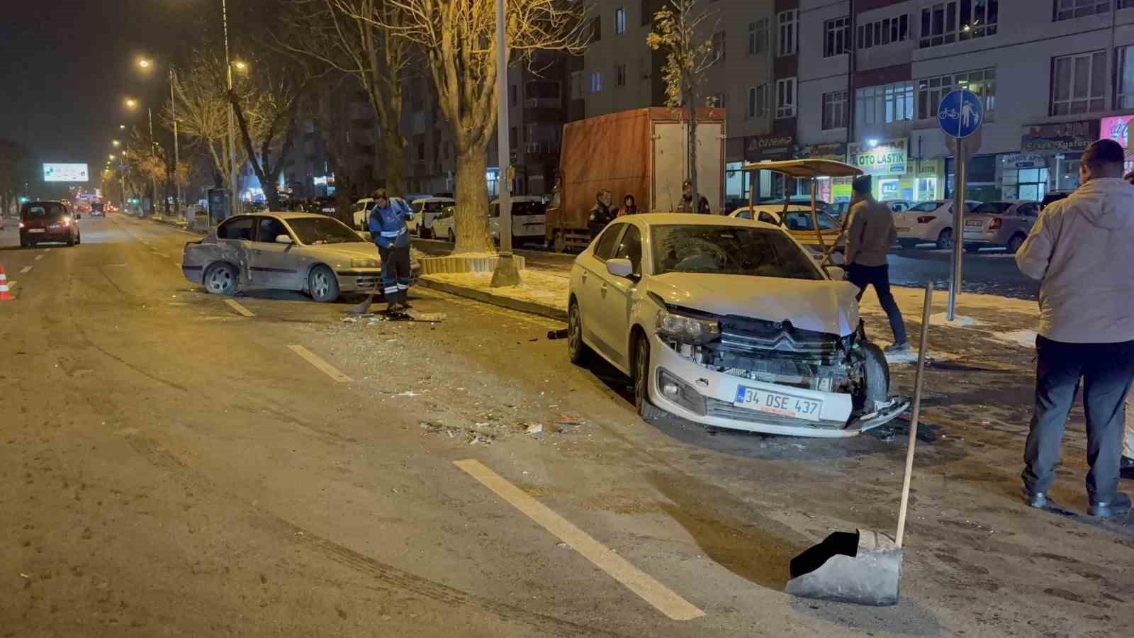 Kayseri’de iki otomobilin çarpıştığı kazada 3 kişi yaralandı
