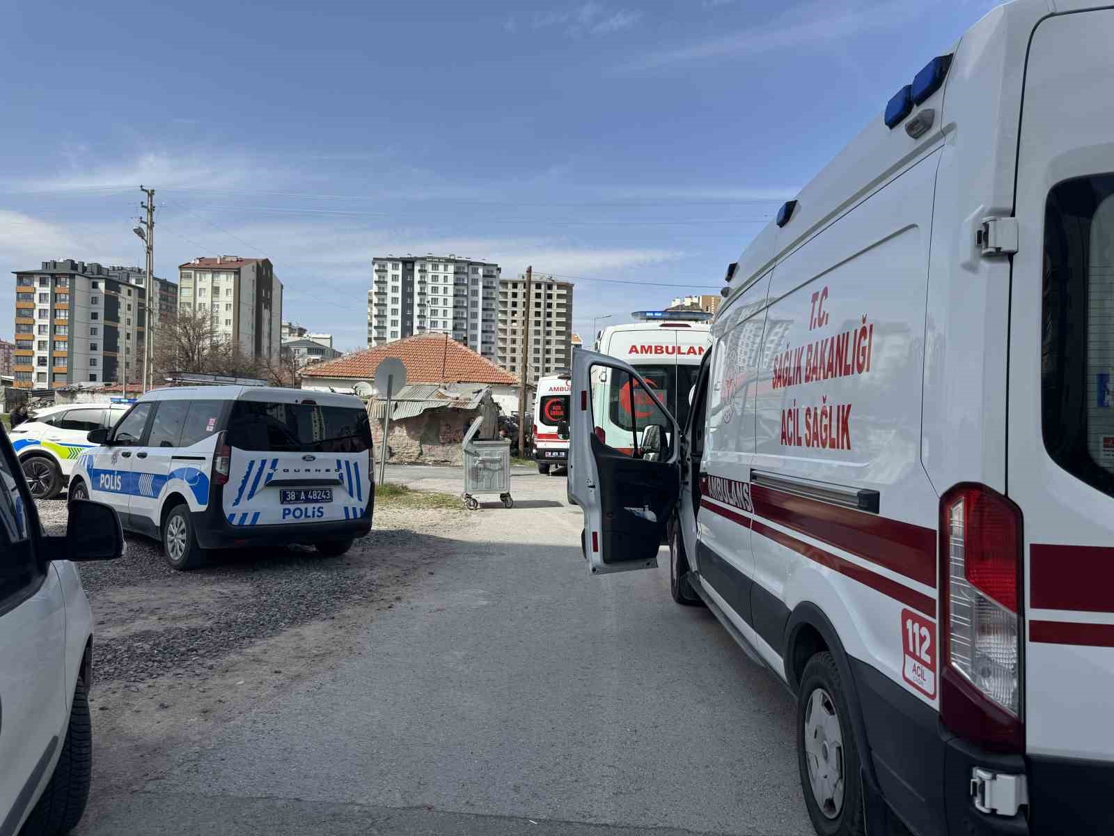 Kayseri’de iki servis aracının çarpıştığı kaza anı güvenlik kamerasında
