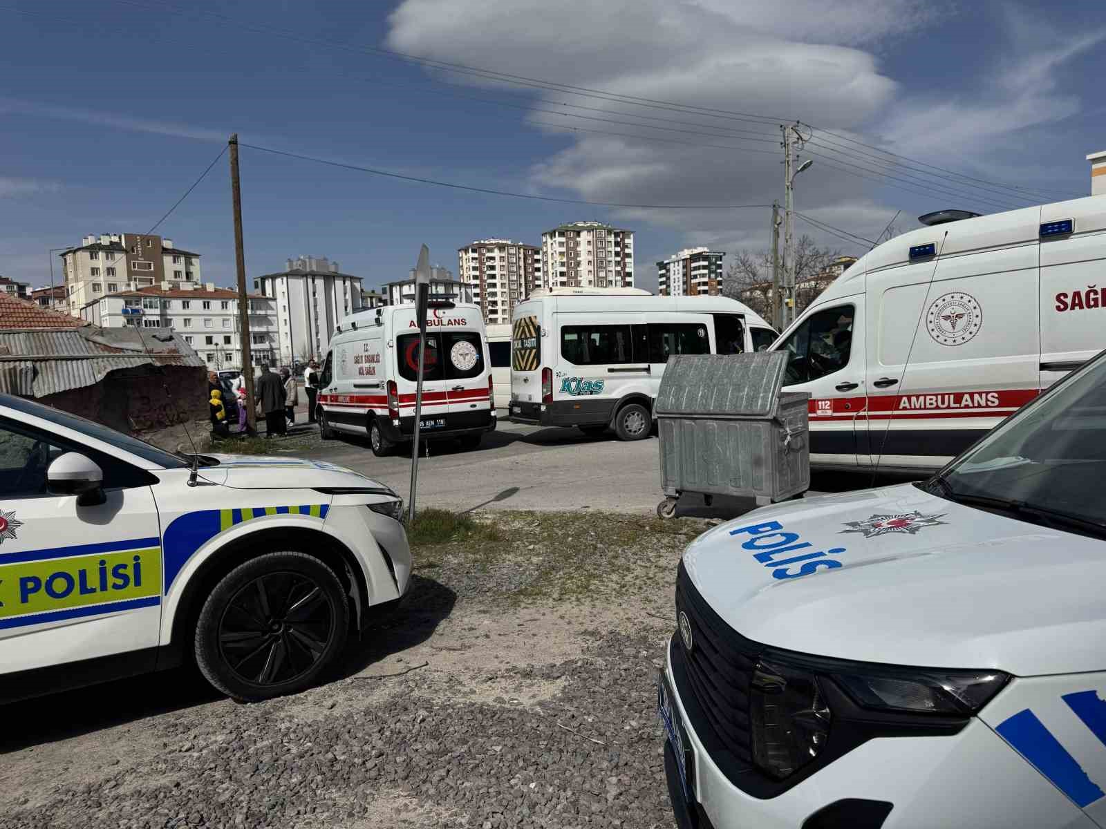 Kayseri’de iki servis aracının çarpıştığı kaza anı güvenlik kamerasında
