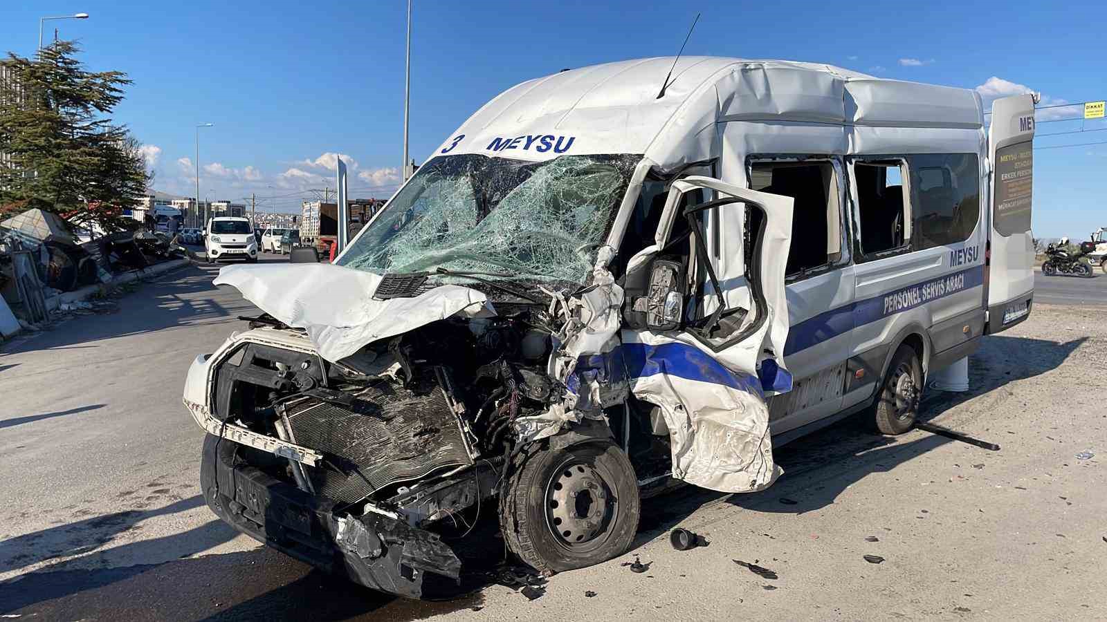 Kayseri’de işçi servisi ile kamyon çarpıştı: 8 yaralı

