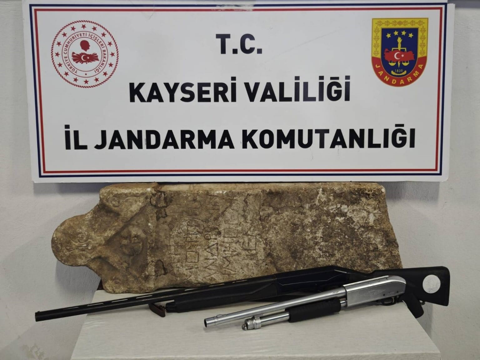Kayseri’de jandarma ekipleri 2025 yılında 7 bin 900 aranan şahsı yakaladı
Kayseri’de jandarma ekipleri 2025 yılında 7 bin 900 aranan şahsı yakaladı