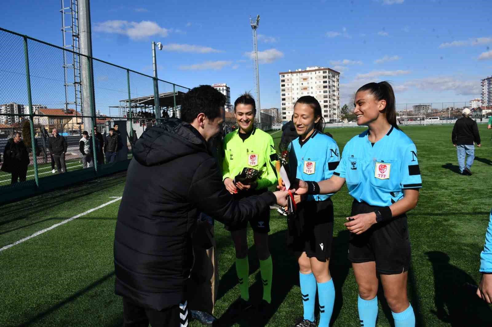 Kayseri’de kadın hakemlere 8 Mart jesti
