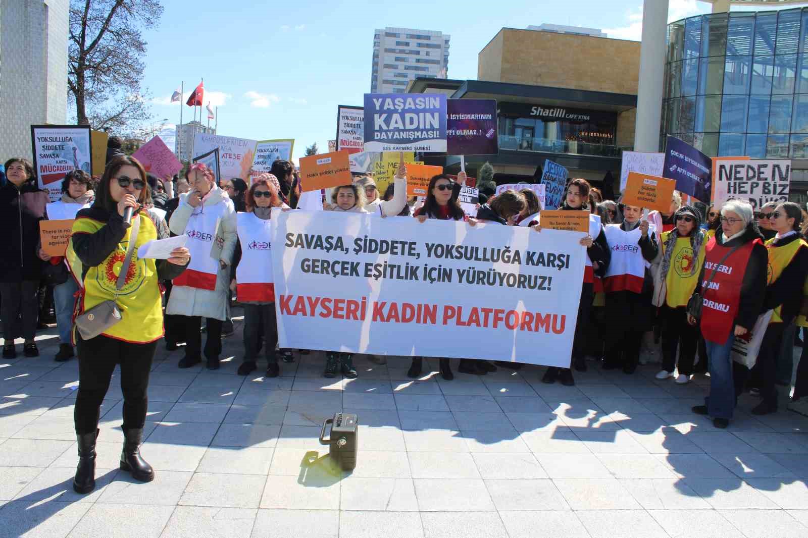 Kayseri’de kadınlar kadın hakları için yürüdü
