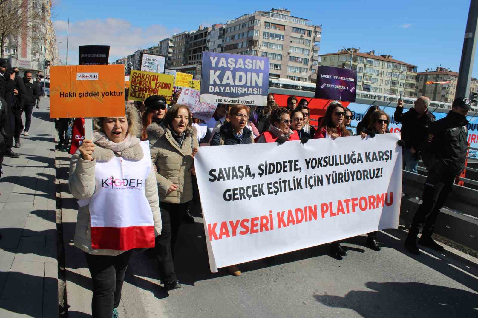 Kayseri’de kadınlar kadın hakları için yürüdü
