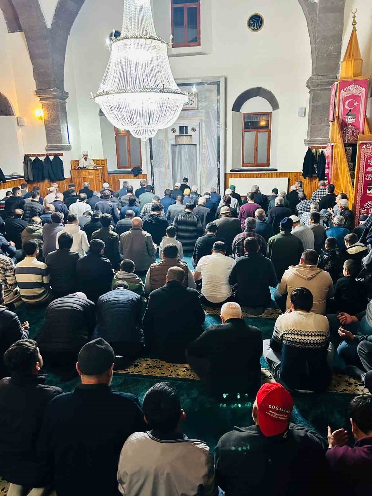 Kayseri’de Kadir Gecesi dualarla idrak edildi
