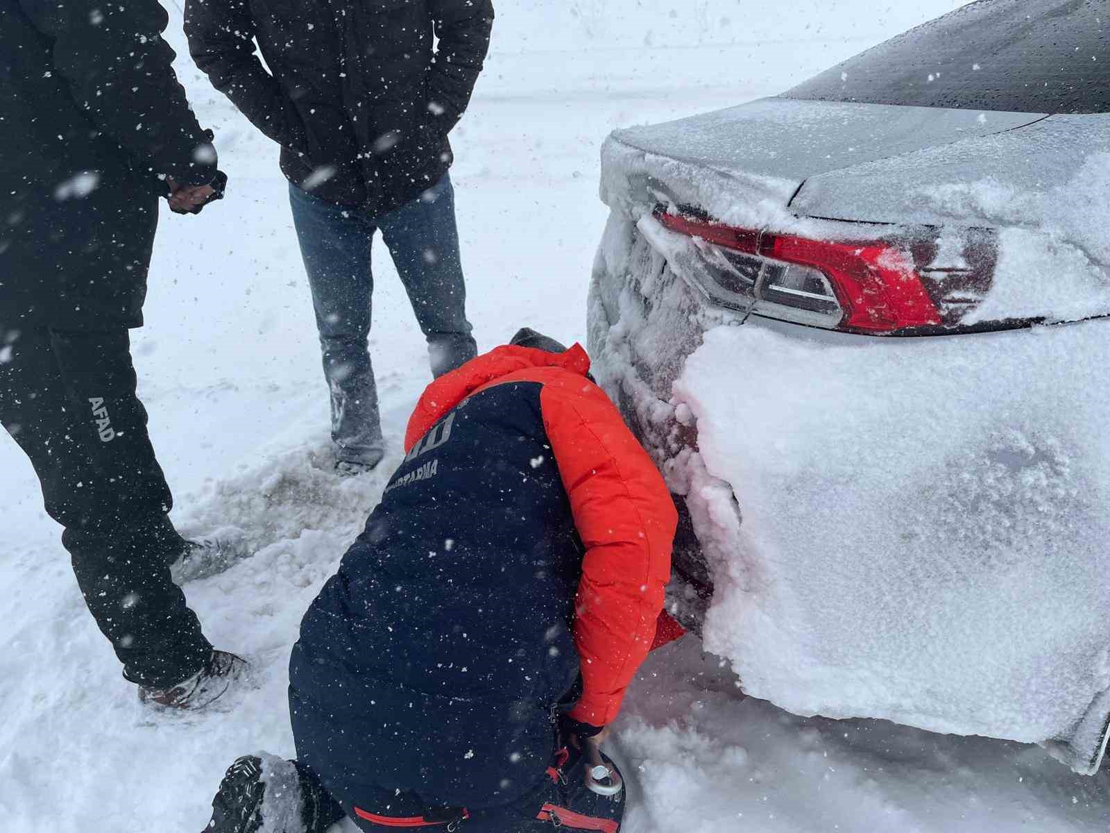 Kayseri’de kar yağışı sonrası mahsur kalan vatandaşlar kurtarıldı
