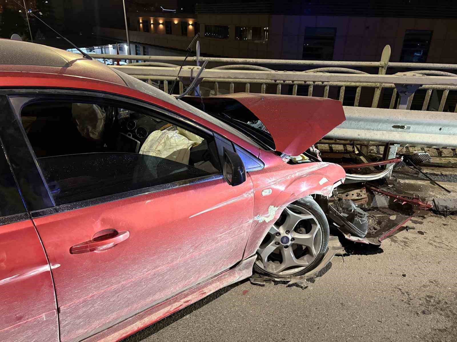 Kayseri’de karşı yola geçen otomobil bariyerlere çarptı
