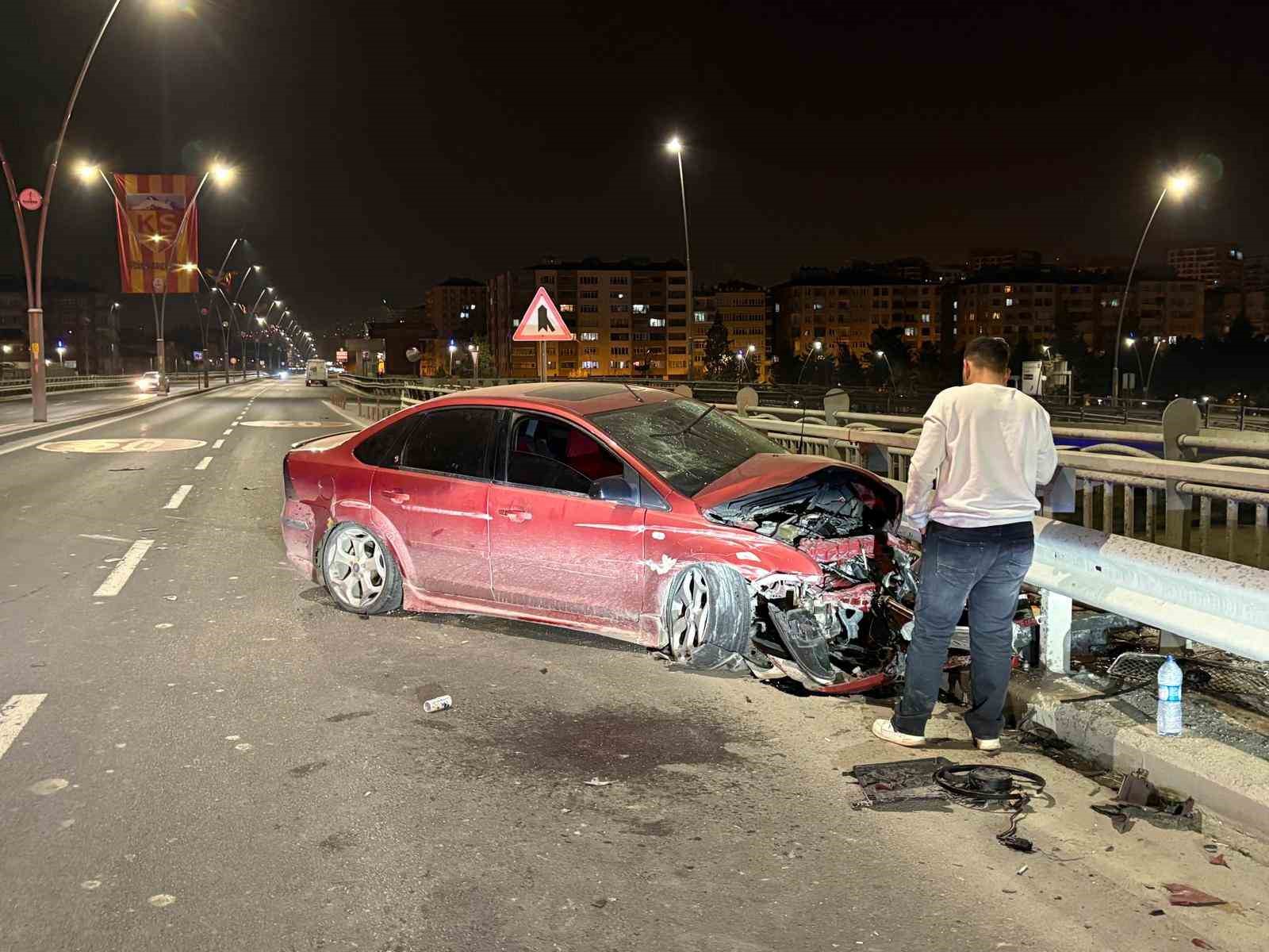 Kayseri’de karşı yola geçen otomobil bariyerlere çarptı
