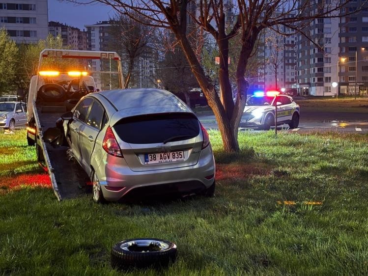 Kayseri’de kaza yapan sürücü otomobilini bırakıp kaçtı
