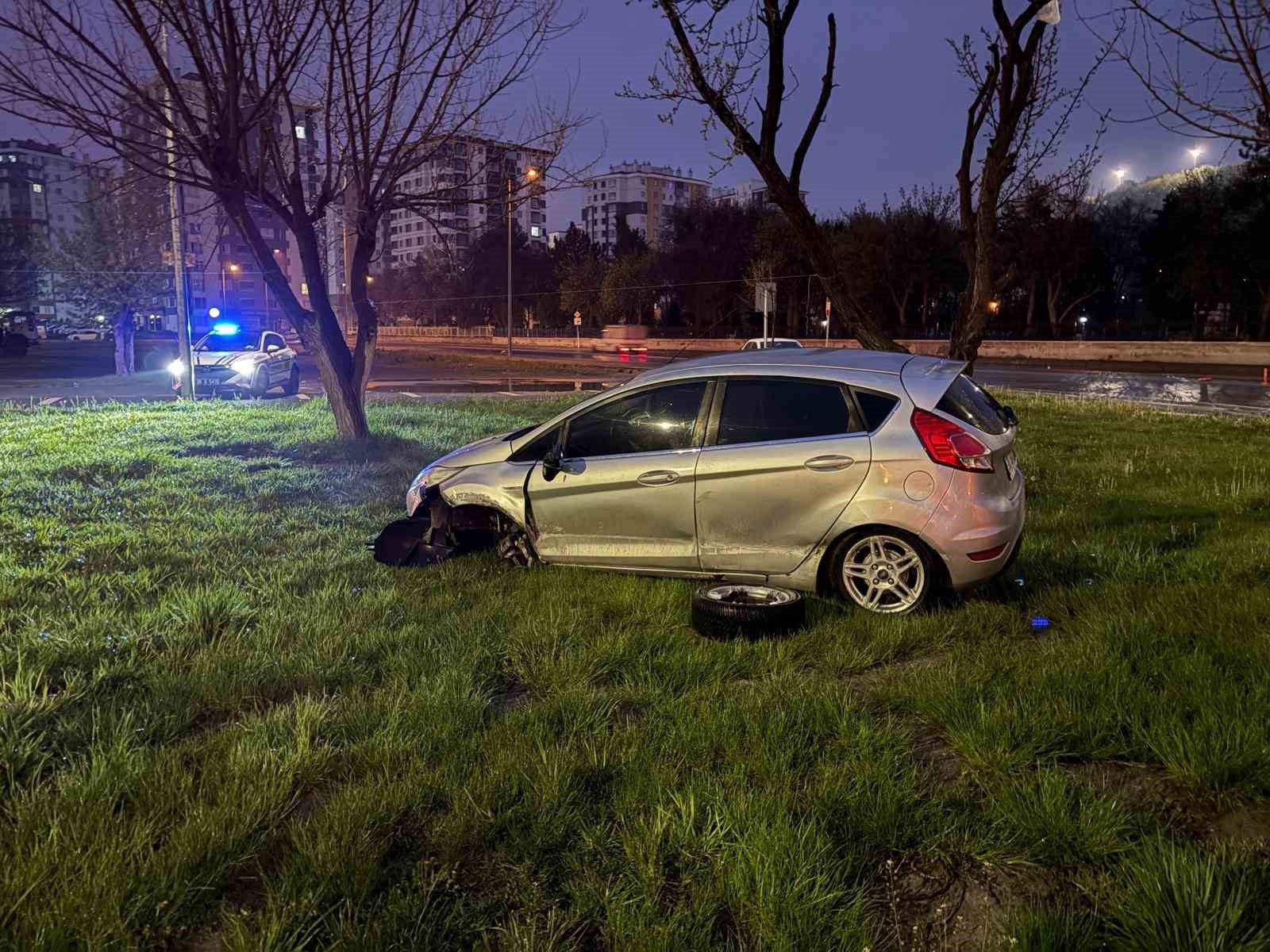 Kayseri’de kaza yapan sürücü otomobilini bırakıp kaçtı

