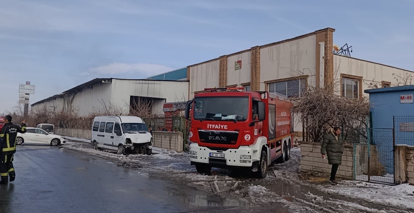 Kayseri’de korkutan fabrika yangını
