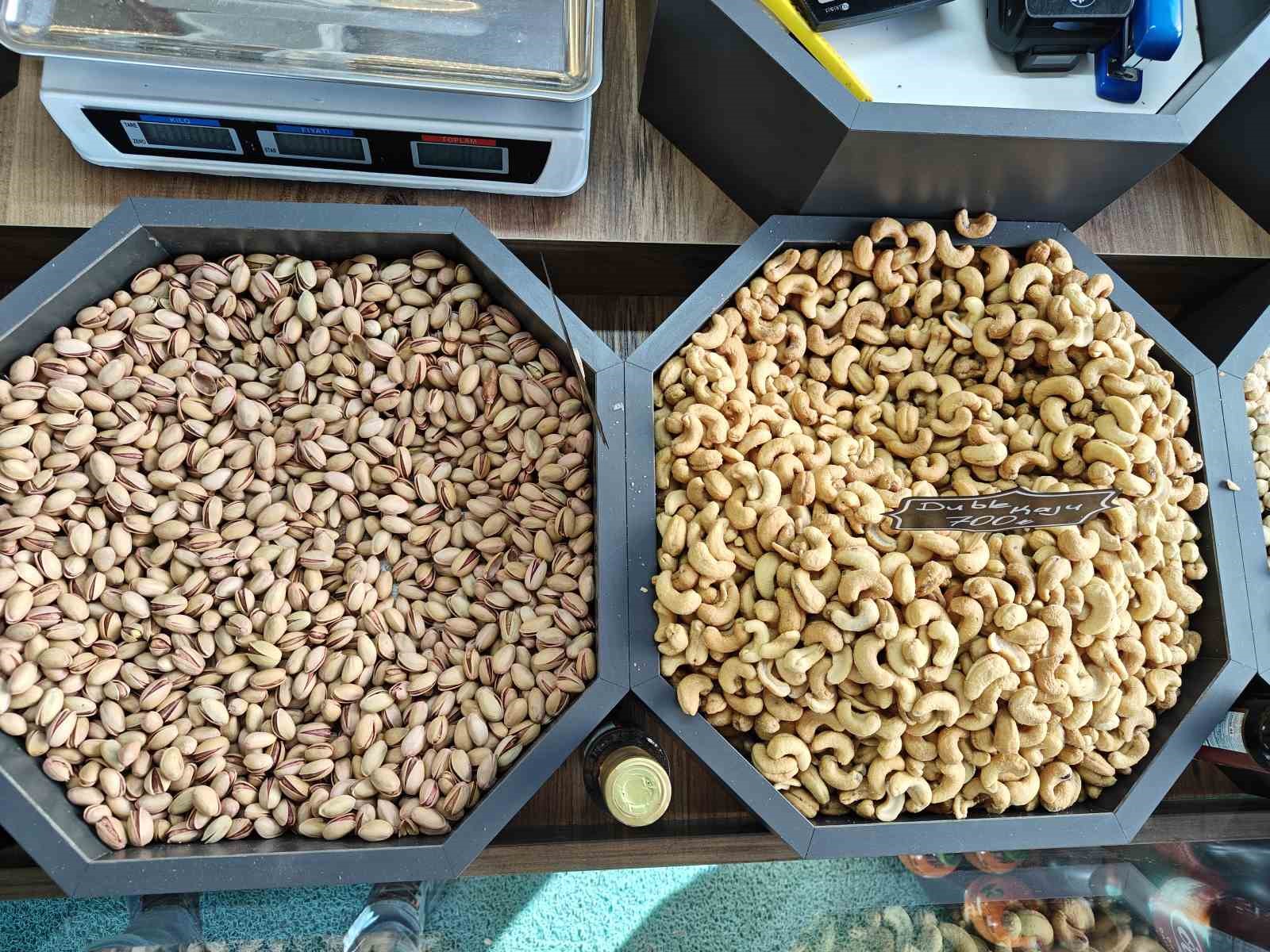 Kayseri’de kuruyemişte yılbaşı indirimleri
Kayseri’de kuruyemişte yılbaşı indirimleri