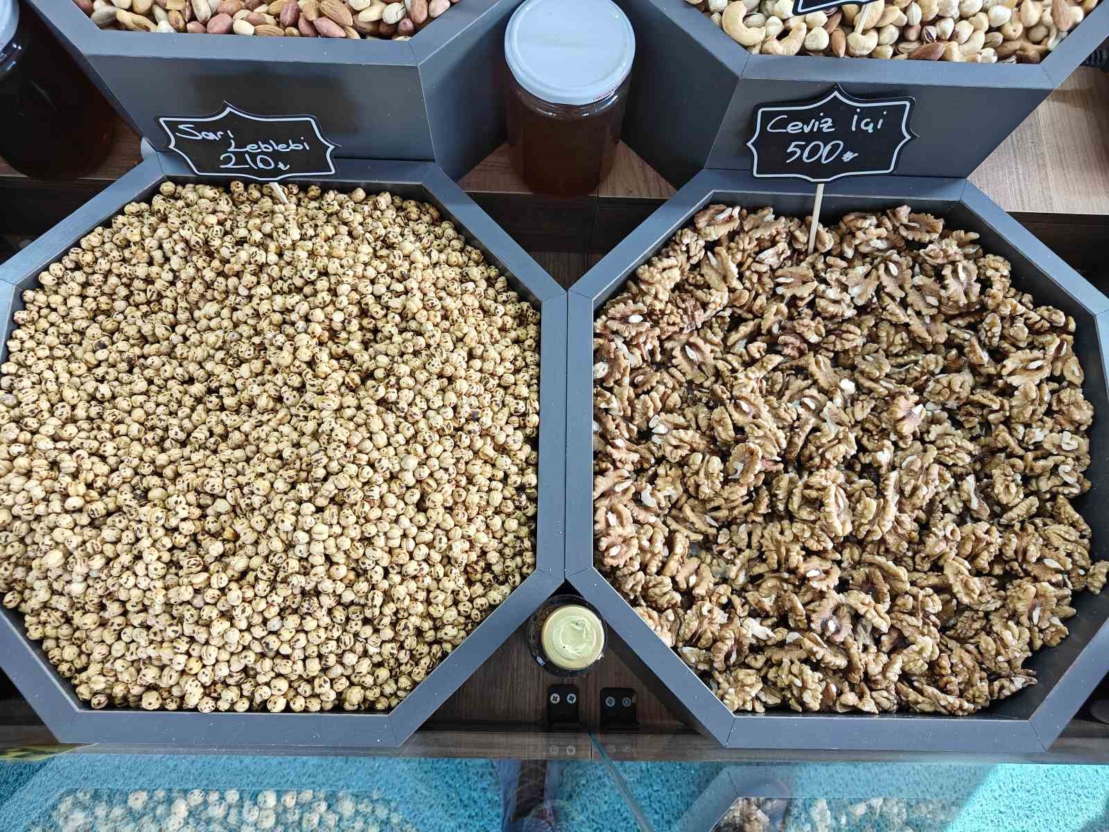 Kayseri’de kuruyemişte yılbaşı indirimleri
Kayseri’de kuruyemişte yılbaşı indirimleri